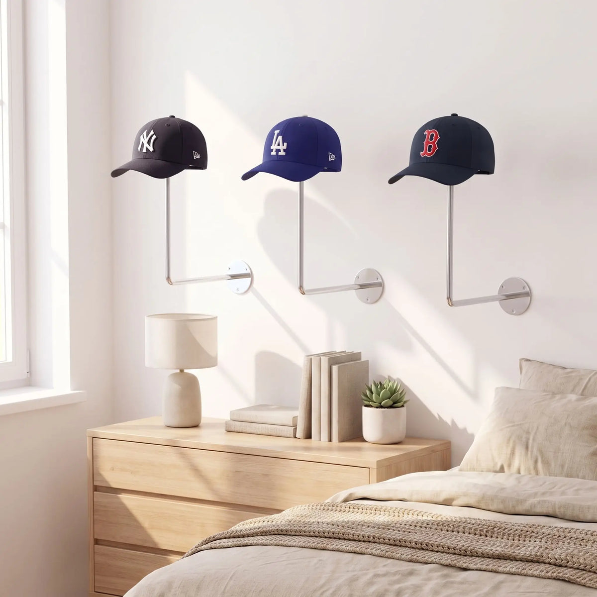Présentoir à casquette mural LYKKE™ bois et métal pour chambre organisée
