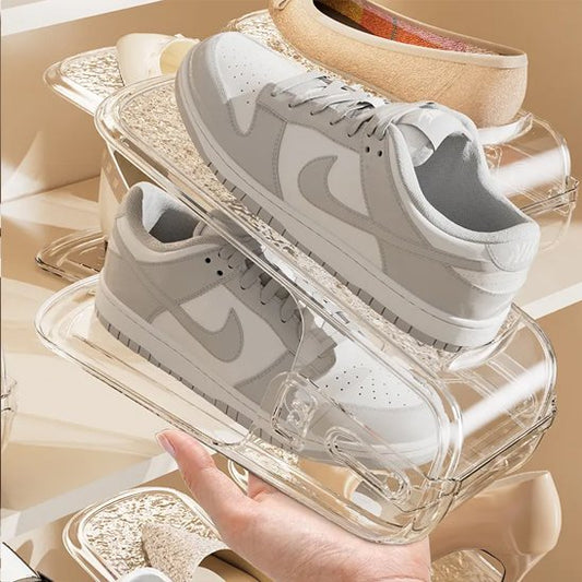Support range chaussures acrylique transparent avec baskets et espadrilles pour optimisation de placard.