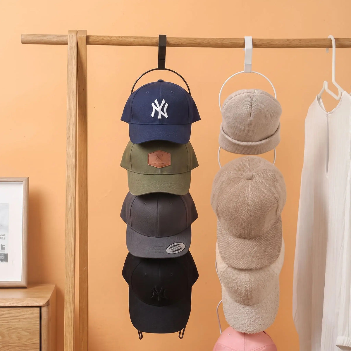 Rangement casquette NORDEN™ avec cintres polyvalents en acier inoxydable présenté en vue frontale