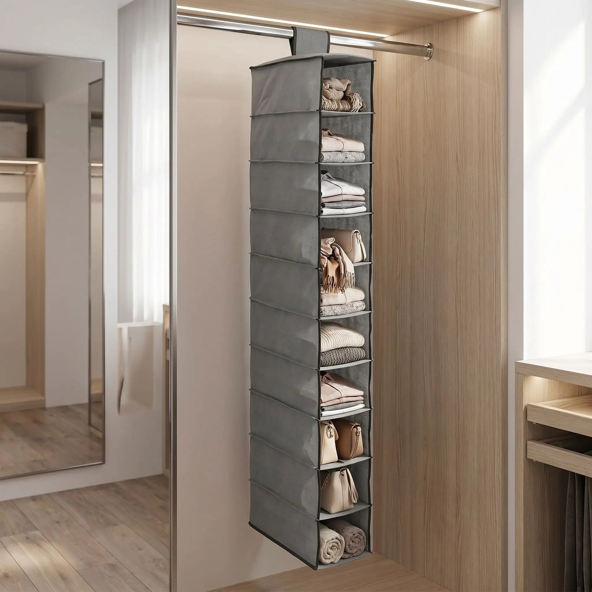 Organisateur de chaussures suspendu RangePro en tissu beige sablé, 10 compartiments de rangement pour dressing et placard."