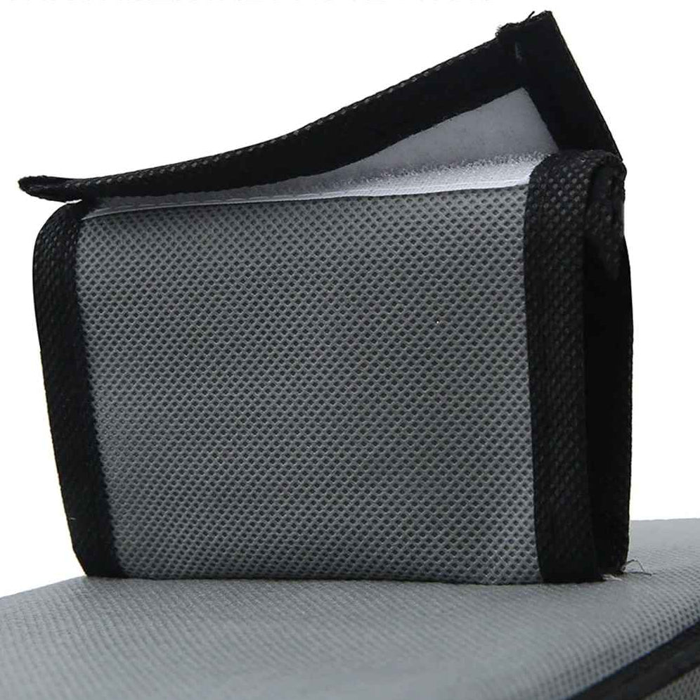Portant pour chaussures RangePro plié à plat, montrant sa facilité de rangement et son format compact lorsqu'il n'est pas utilisé.