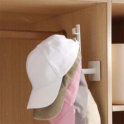  Support casquette mural blanc fixé sur panneau en bois avec casquettes organisées
