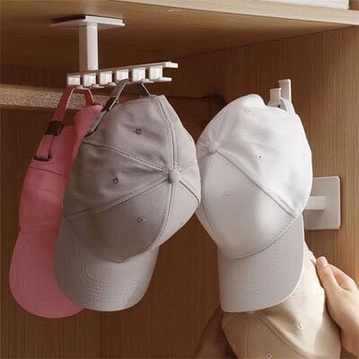 Support casquette mural sans perçage fixé sous une étagère avec casquettes suspendue