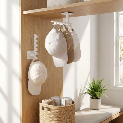Support casquette mural blanc installé dans un dressing en bois avec casquettes neutressignature 