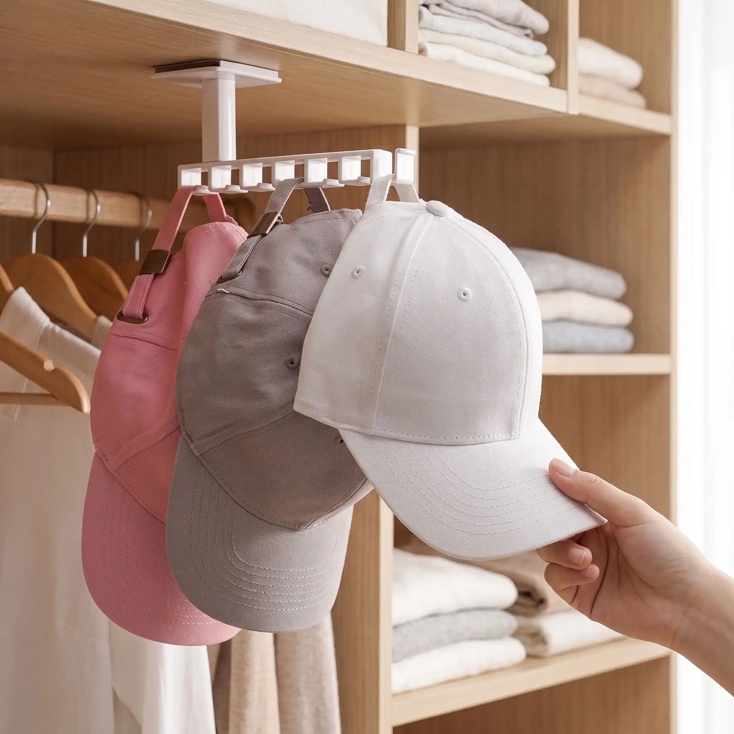 Support casquette mural NORDEN™ sans perçage  présenté dans une entrée organisée