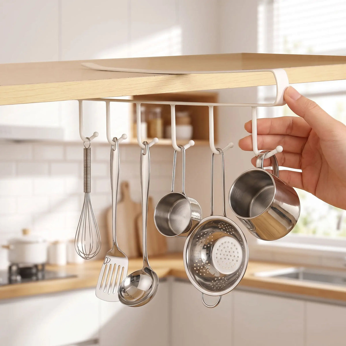 Support casquette NORDEN™ ShapeMaster en métal robuste polyvalent vu dans une cuisine