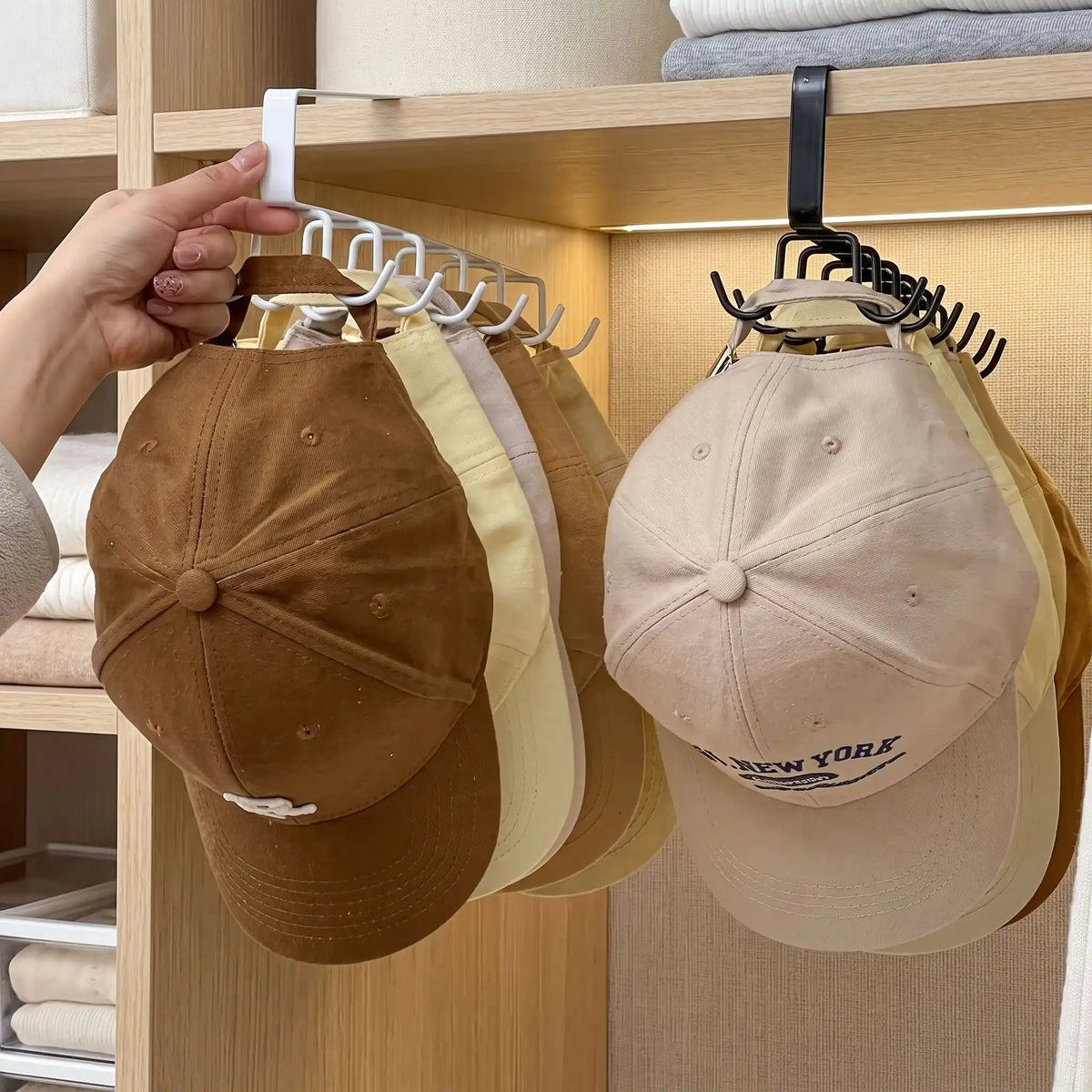 Support à casquette suspendu NORDEN™ double rangée pour placard (lot de 2) avec détail des crochets renforcés