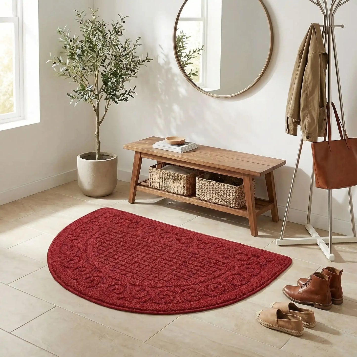 Tapis d’entrée intérieur demi‑lune antidérapant rouge dans une entrée décorée avec banc, miroir et plantes.