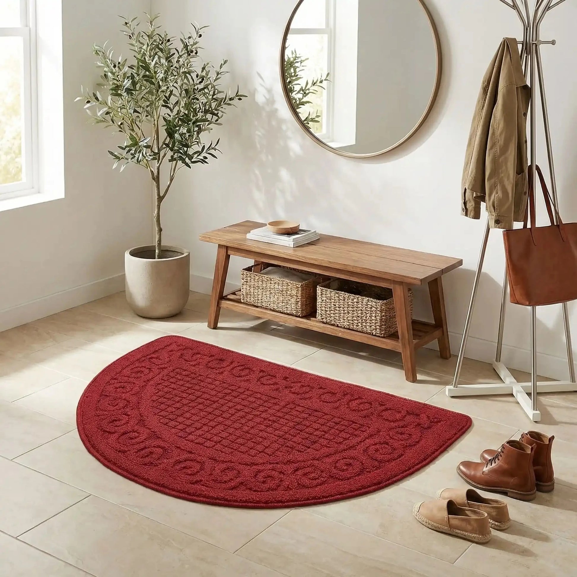 Tapis d’entrée intérieur demi‑lune antidérapant rouge dans une entrée décorée avec banc, miroir et plantes.