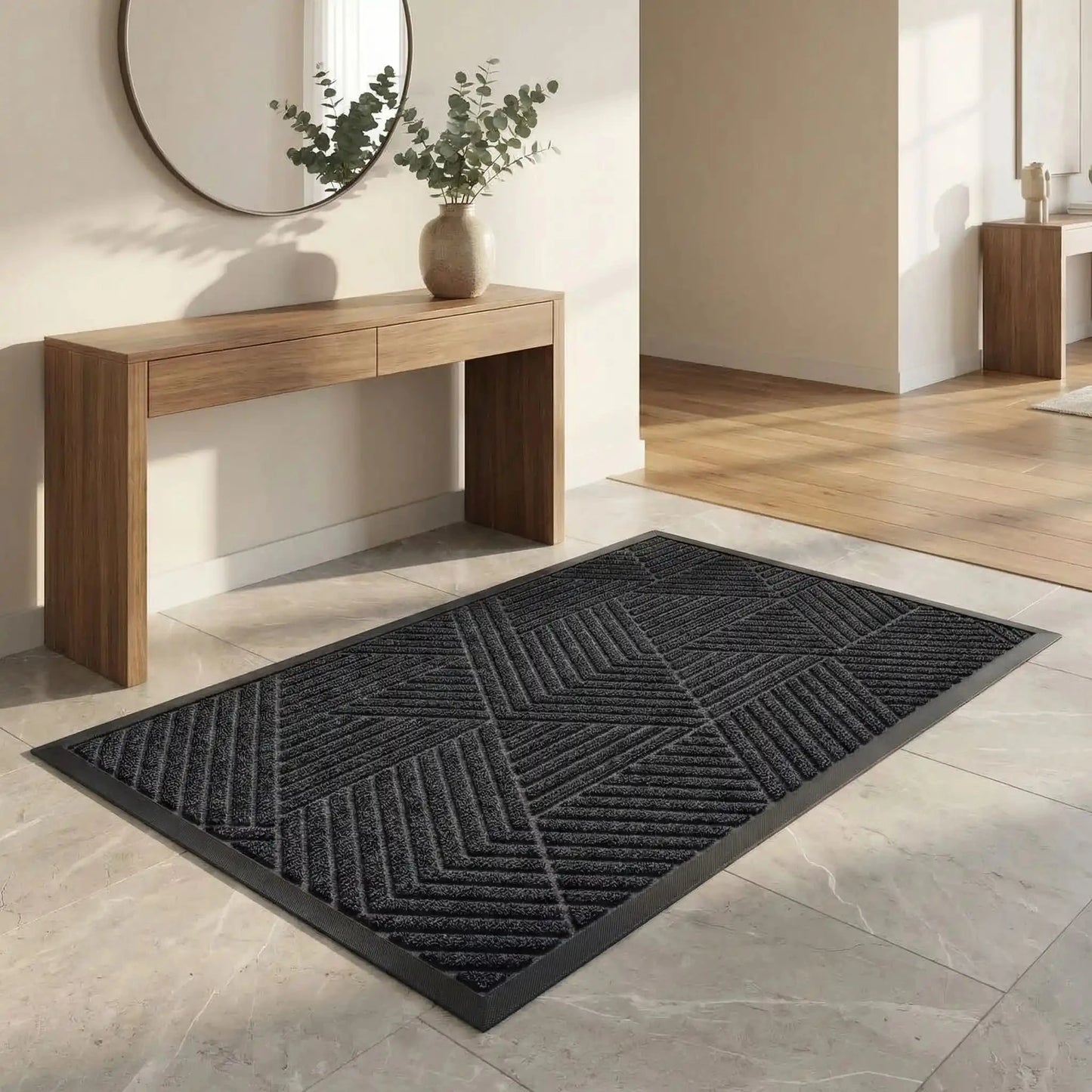 Tapis d entrée AquaGuard noir antidérapant avec motif géométrique dans entrée moderne.