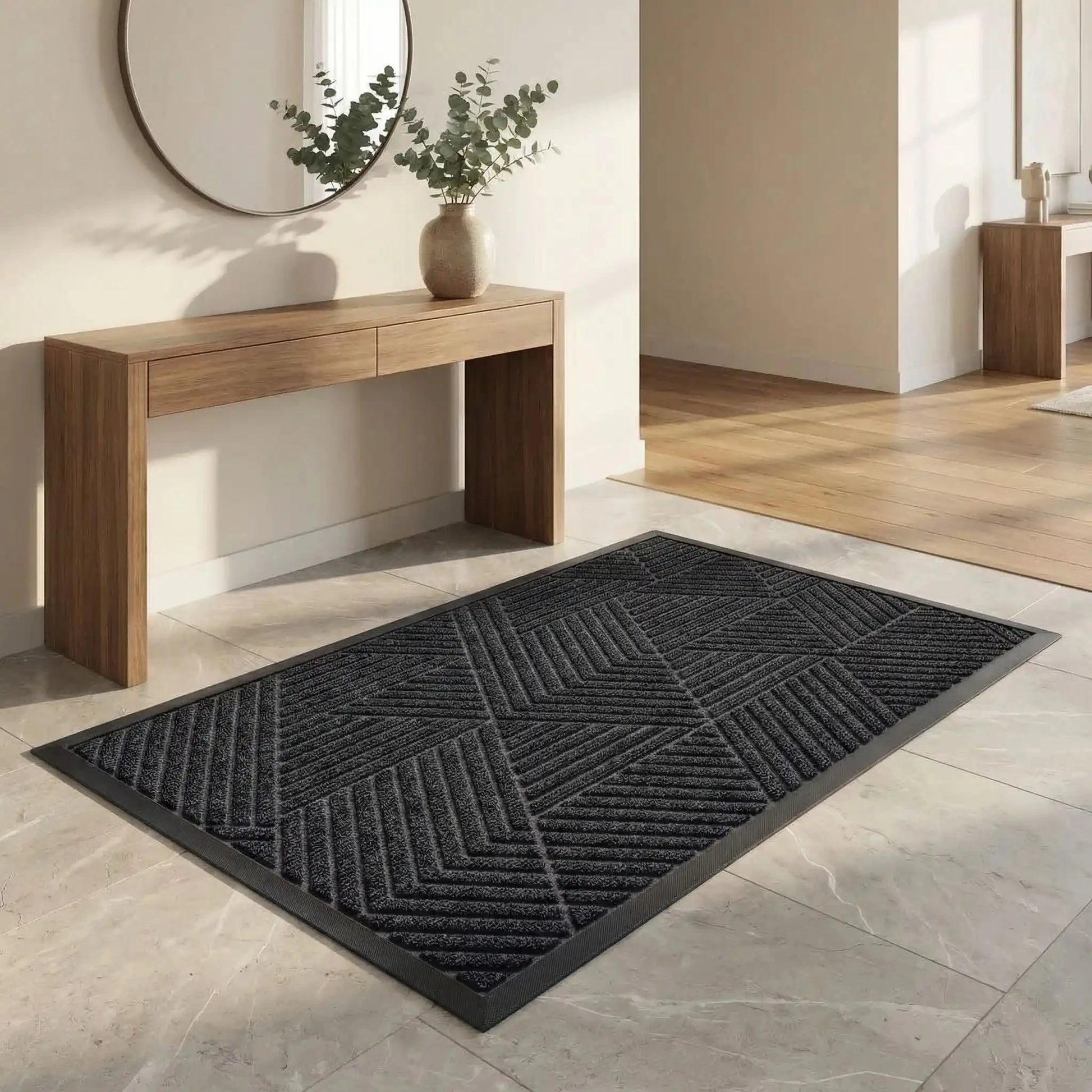 Tapis d entrée AquaGuard noir antidérapant avec motif géométrique dans entrée moderne.