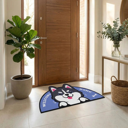 tapis d'entrée husky absorbant placé devant une porte en bois dans une entrée moderne et accueillante