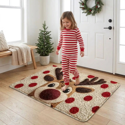Enfant en pyjama rayé marchant sur un tapis d'entrée décoratif avec un motif de cerf en pain d'épice et pois rouges
