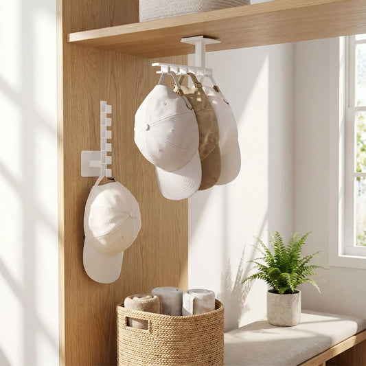 Support casquette mural blanc utilisé dans un dressing pour suspendre des casquettes et des bobs sous une étagère et sur un mur.
