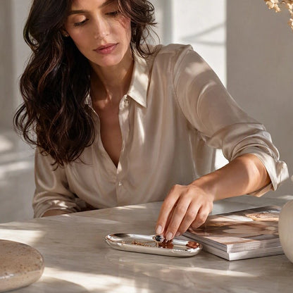 Vide poche​ en acier inoxidable  pour ranger essentiels du quotidien.