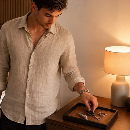 Vide poche entrée​ en similicuir posé sur une console minimaliste pour organiser les essentiels.