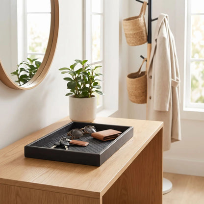 Vide poche entrée Norden similicuir rectangulaire sur une table avec plante et mirroir