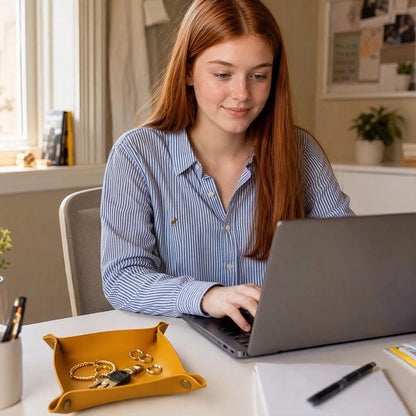 Vide‑poche NORDEN™ pliable en similicuir jaune