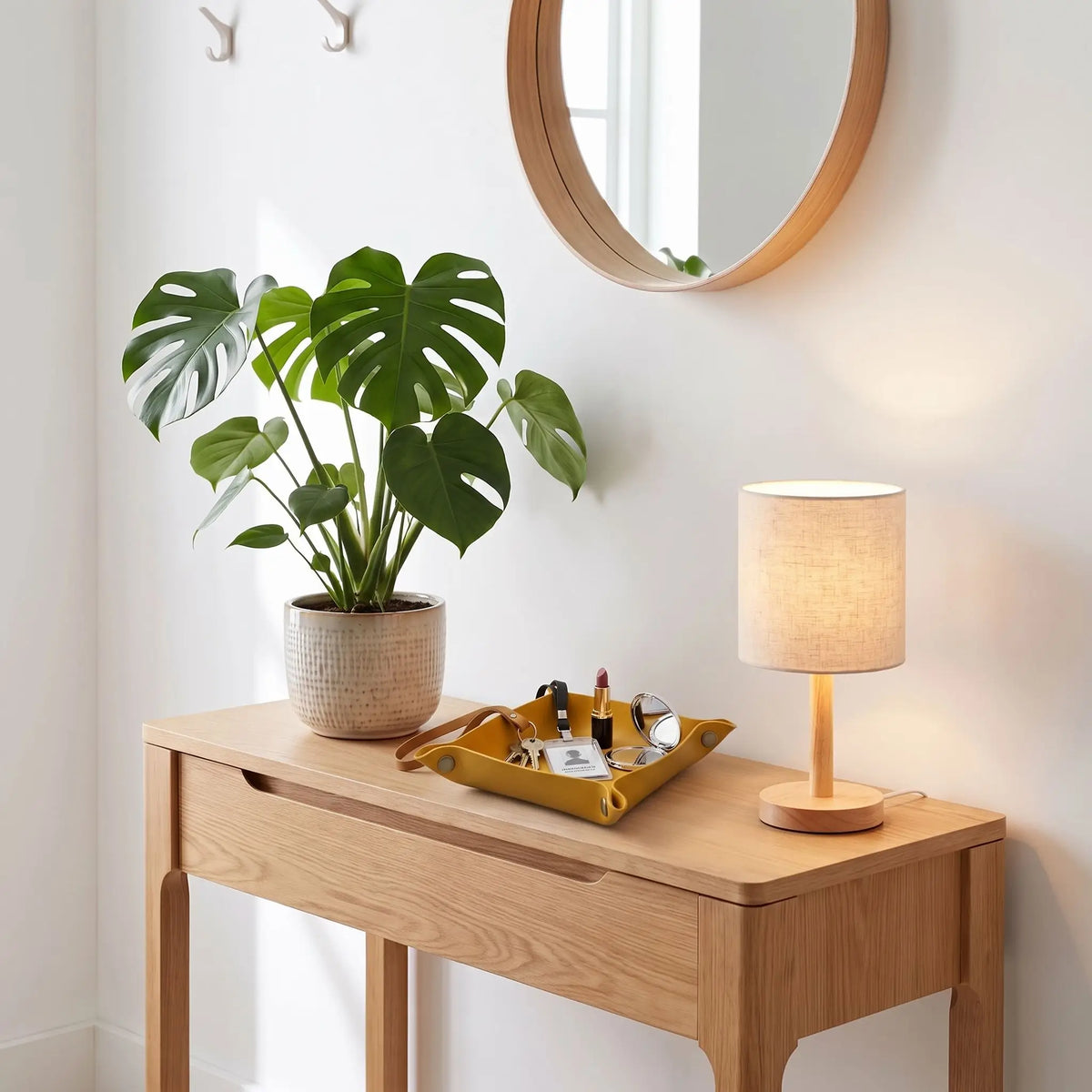 Vide‑poche NORDEN™ pliable en similicuir au design minimaliste dans une entrée